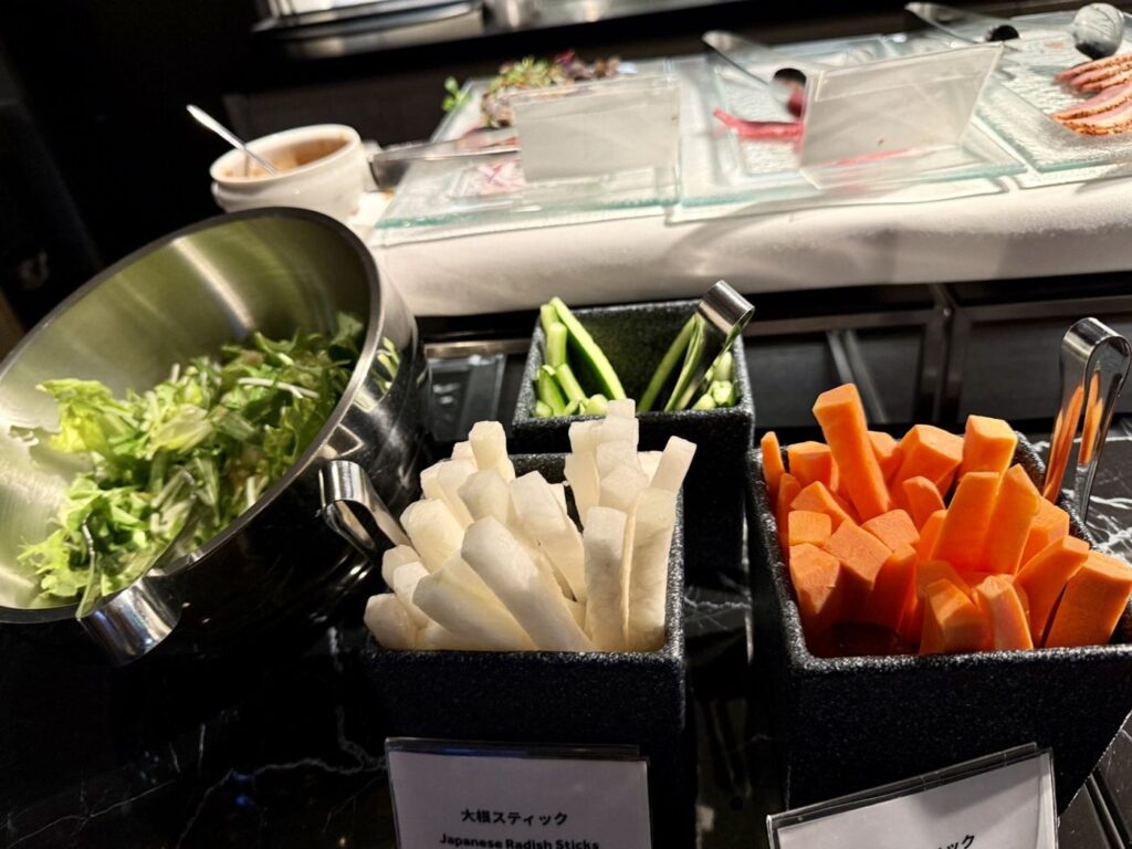 東京マリオット ラウンジの野菜スティックとサラダ