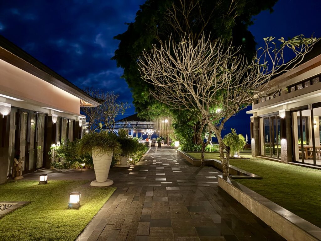ウマナ・バリ｜夜のMer Loungeへ向かう小道