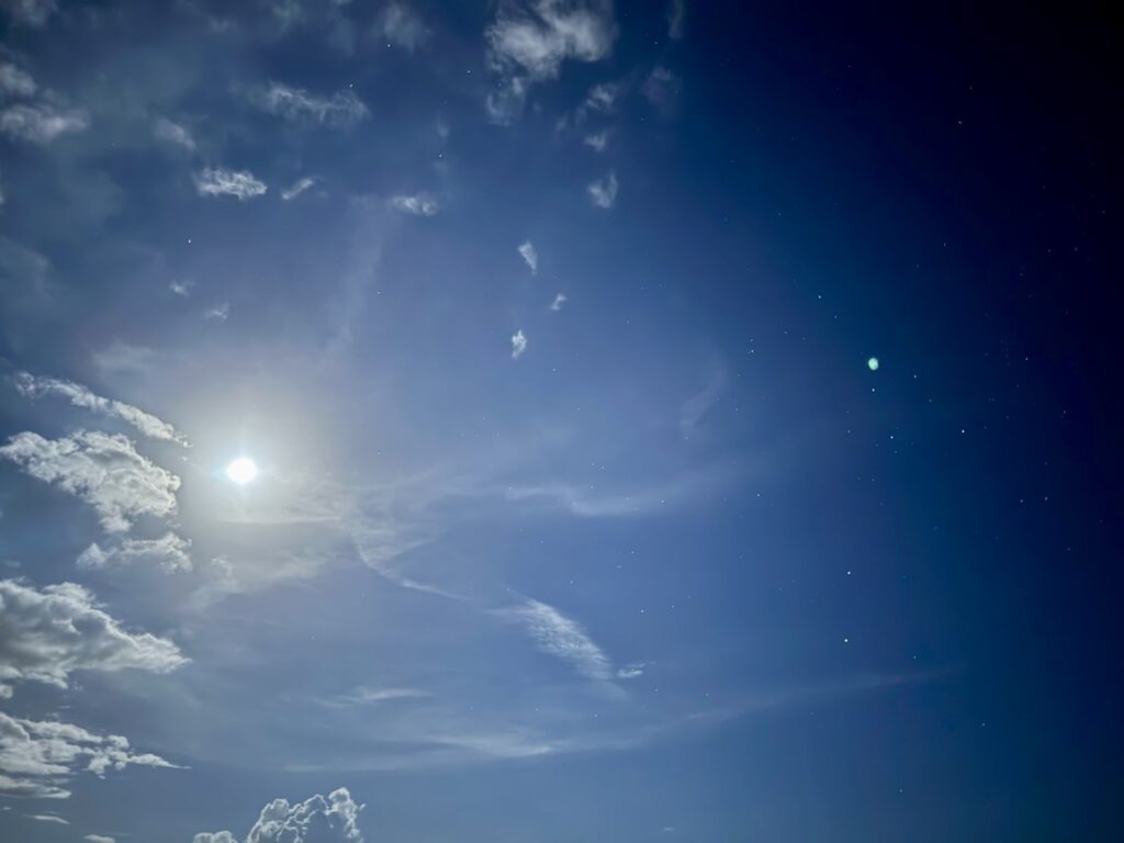 ウマナ・バリ｜Oliverraの夜空に浮かぶ満月