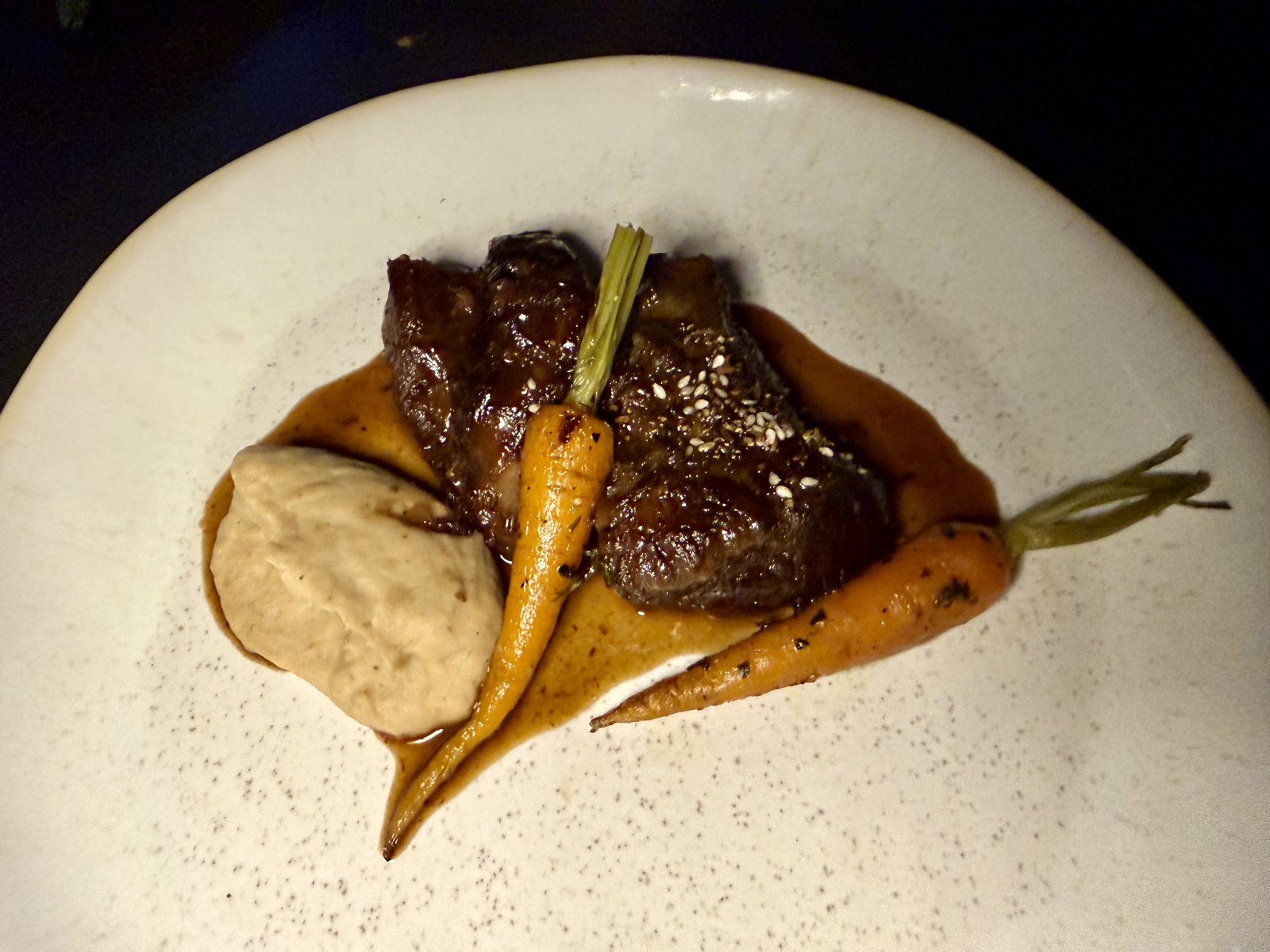 オーストラリア産牛ほほ肉の煮込み（Rp 390,000／約3,590円）