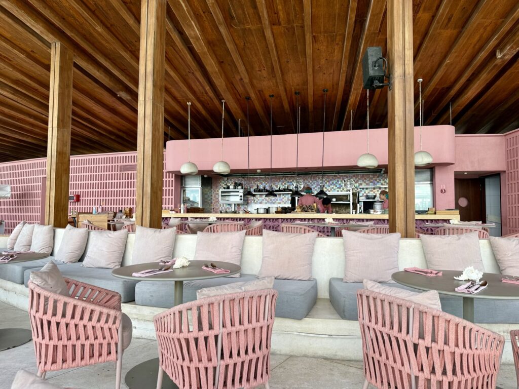 ウマナ・バリ｜ピンクを基調としたUMA Beach Houseの店内