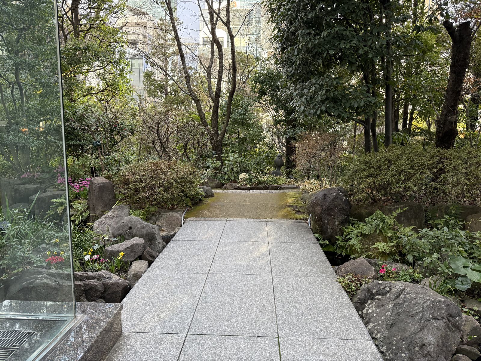 ウェスティンホテル大阪の庭園の小道