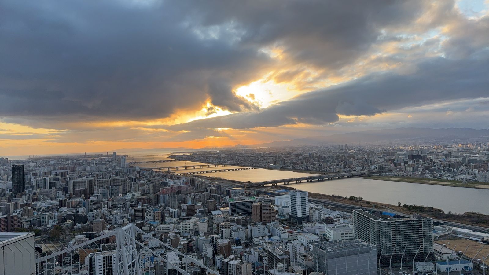 梅田スカイビル空中庭園展望台から見た夕日と淀川