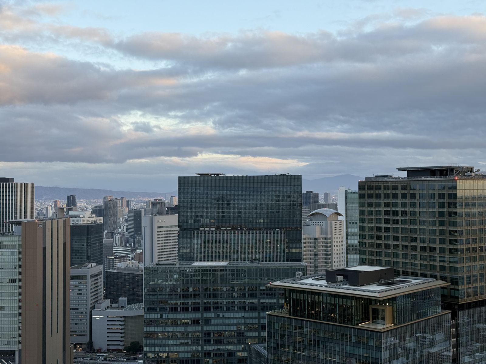 梅田のビル群（夕方）