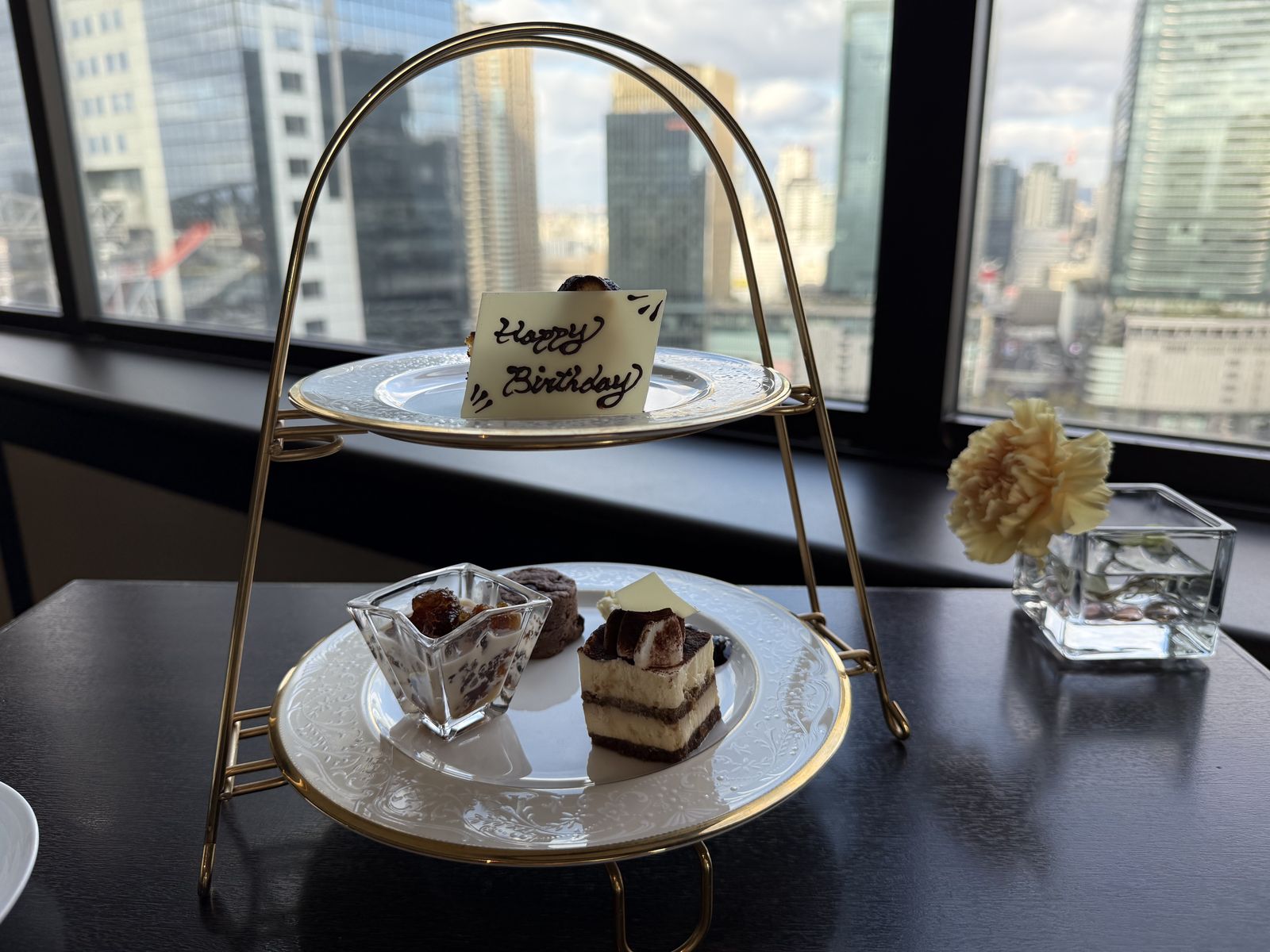 ラウンジのお祝いプレートつきスイーツスタンド