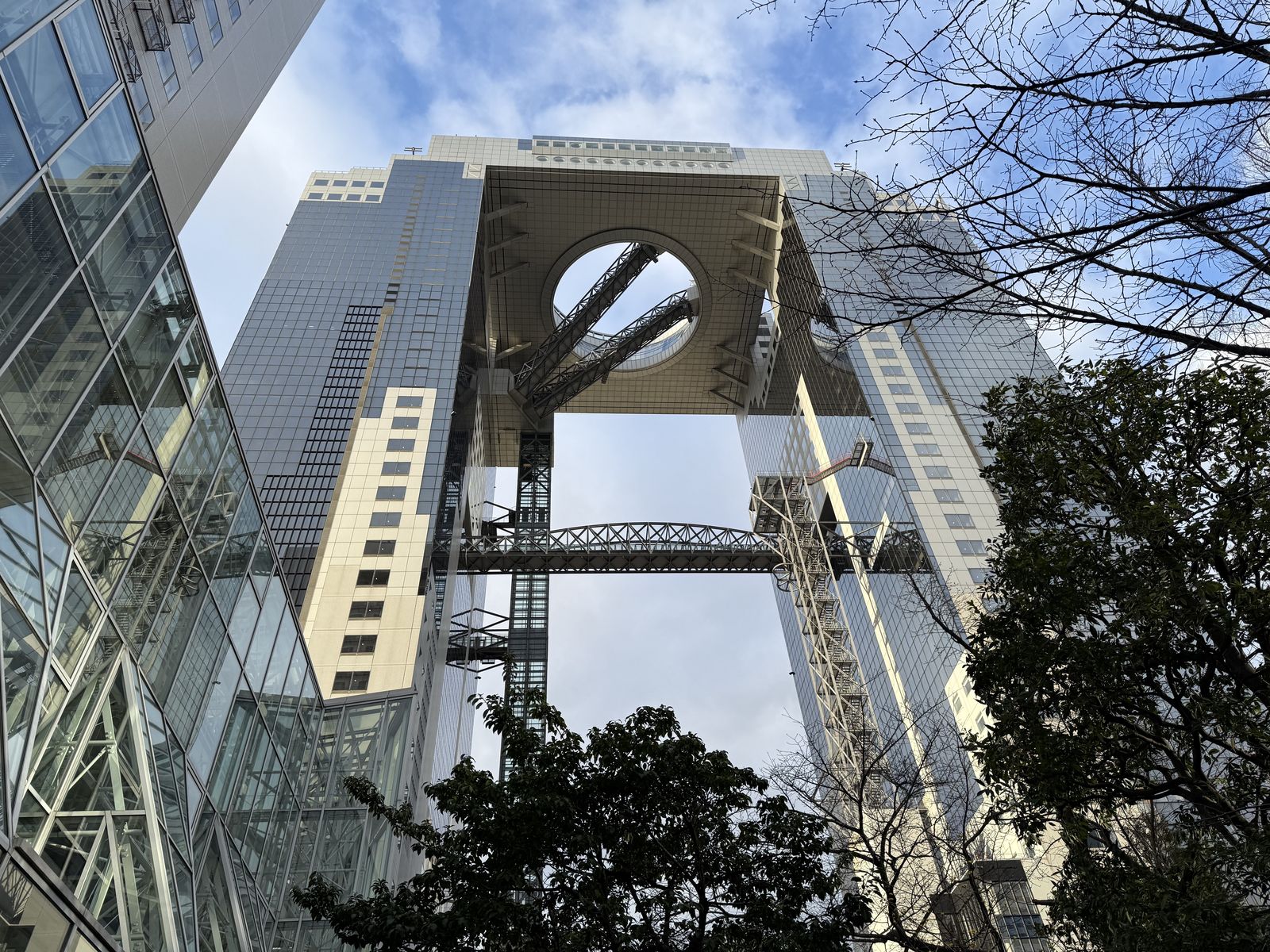 庭園から見上げた梅田スカイビル